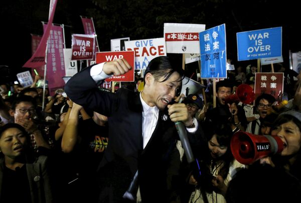 奥田愛基(オクダ・アキ)さん、自由と民主主義のための学生緊急行動(Students Emergency Action for Liberal Democracy 、SEALDs)代表のひとり 奥田愛基(オクダ・アキ)さん、自由と民主主義のための学生緊急行動(Students Emergency Action for Liberal Democracy 、SEALDs)代表のひとり - Sputnik 日本