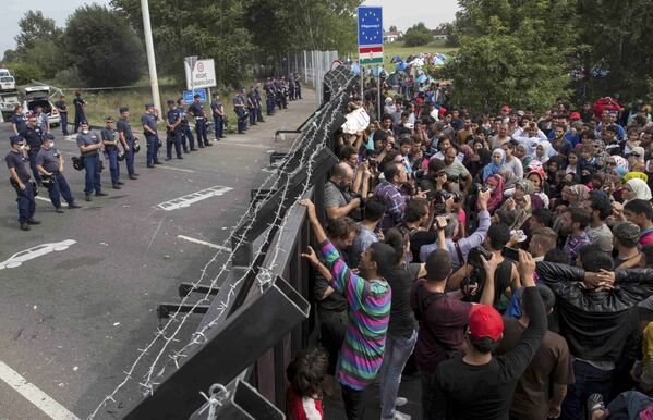 セルビア・ハンガリー国境で難民と警察が衝突 - Sputnik 日本