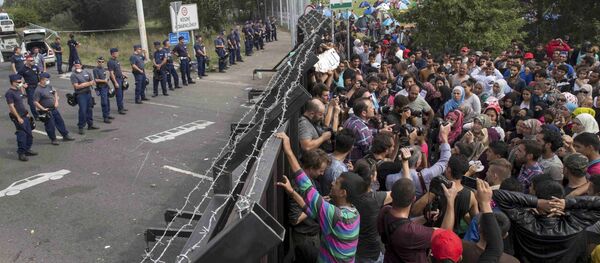 クロアチア　移民の大量流入のためセルビアからの道路を封鎖 - Sputnik 日本