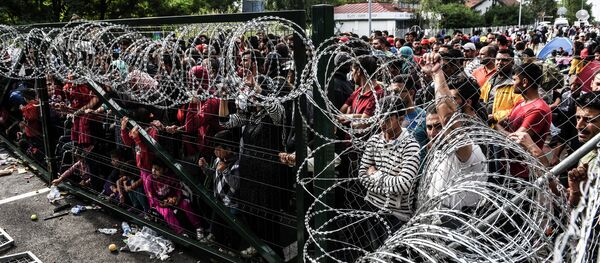 スロベニア警察、難民に催涙ガス噴射 スロベニア警察、難民に催涙ガス噴射 - Sputnik 日本