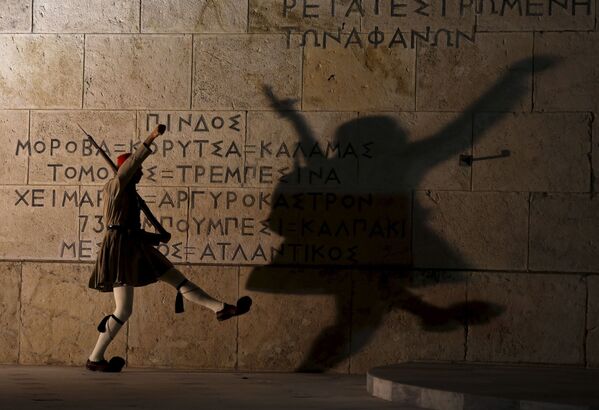 ギリシャ大統領親衛隊、アテネの議事堂前で - Sputnik 日本