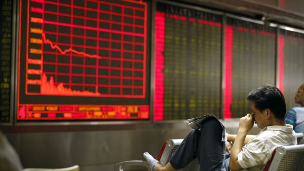 Китайский инвестор следит за курсом акций в Пекине - Sputnik 日本