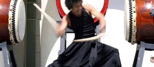 ユニクロ、ロシア人顧客向けに和太鼓ショーを企画 - Sputnik 日本