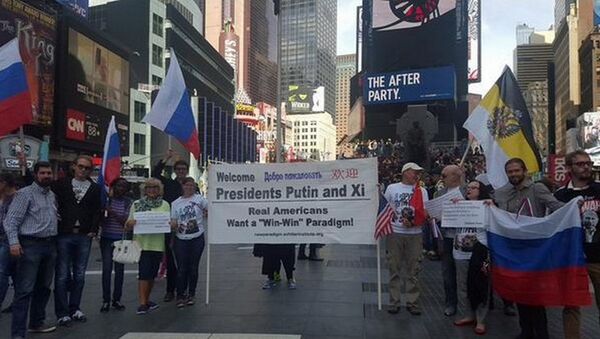 タイムズスクエアでニューヨークの住民がプーチン大統領を支持するピケを実施 - Sputnik 日本