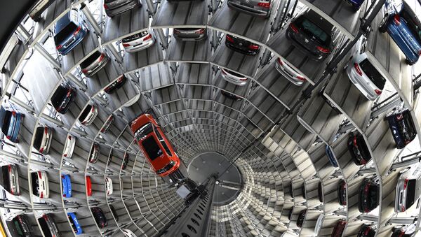 自動車が多階建て駐車場から飛び出し配線に絡まる（動画） - Sputnik 日本