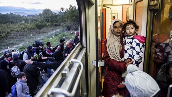 Женщина-беженка с дочерью садится на поезд в Сербии - Sputnik 日本