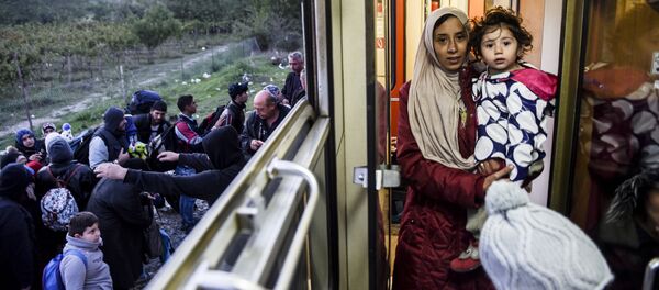 Женщина-беженка с дочерью садится на поезд в Сербии - Sputnik 日本