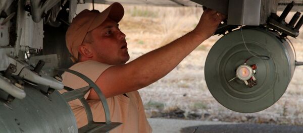 シリアのフメイミム空港の技術士。ここにロシア軍機が待機している。 - Sputnik 日本